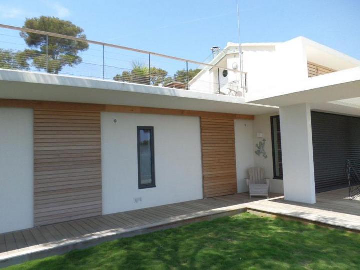 Terrasses avec revêtement en bois à Hyères
